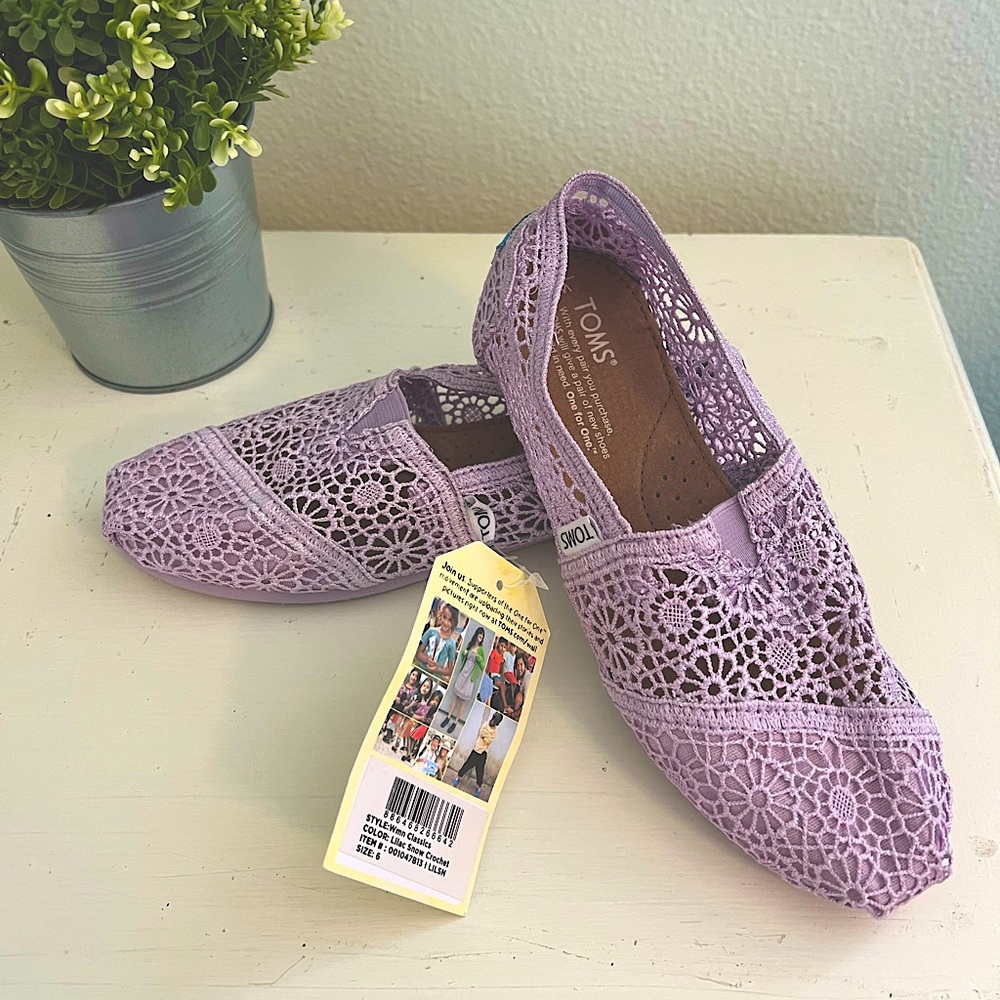 TOMS lilac lace crochet shoes, NWT women’s size 6